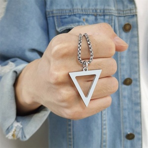Collar con Colgante Triangular Hueco de Acero Inoxidable Chapado en Oro Personalizado para Hombre, Joyería Masculina en Oferta - Product Image 3