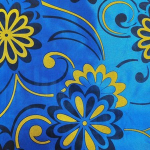 Tissu brossé à base de bleu avec fleurs et papillons blancs. Vente directe de l'usine principale. Fabriqué en polyester 100%. - Product Image 6