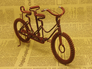 Modèle <span class=keywords><strong>de</strong></span> vélo à deux places en forme <span class=keywords><strong>de</strong></span> <span class=keywords><strong>roue</strong></span> <span class=keywords><strong>de</strong></span> fleurs créative faite à la main, décoration en fil d'aluminium, cadeau - Product Image 4