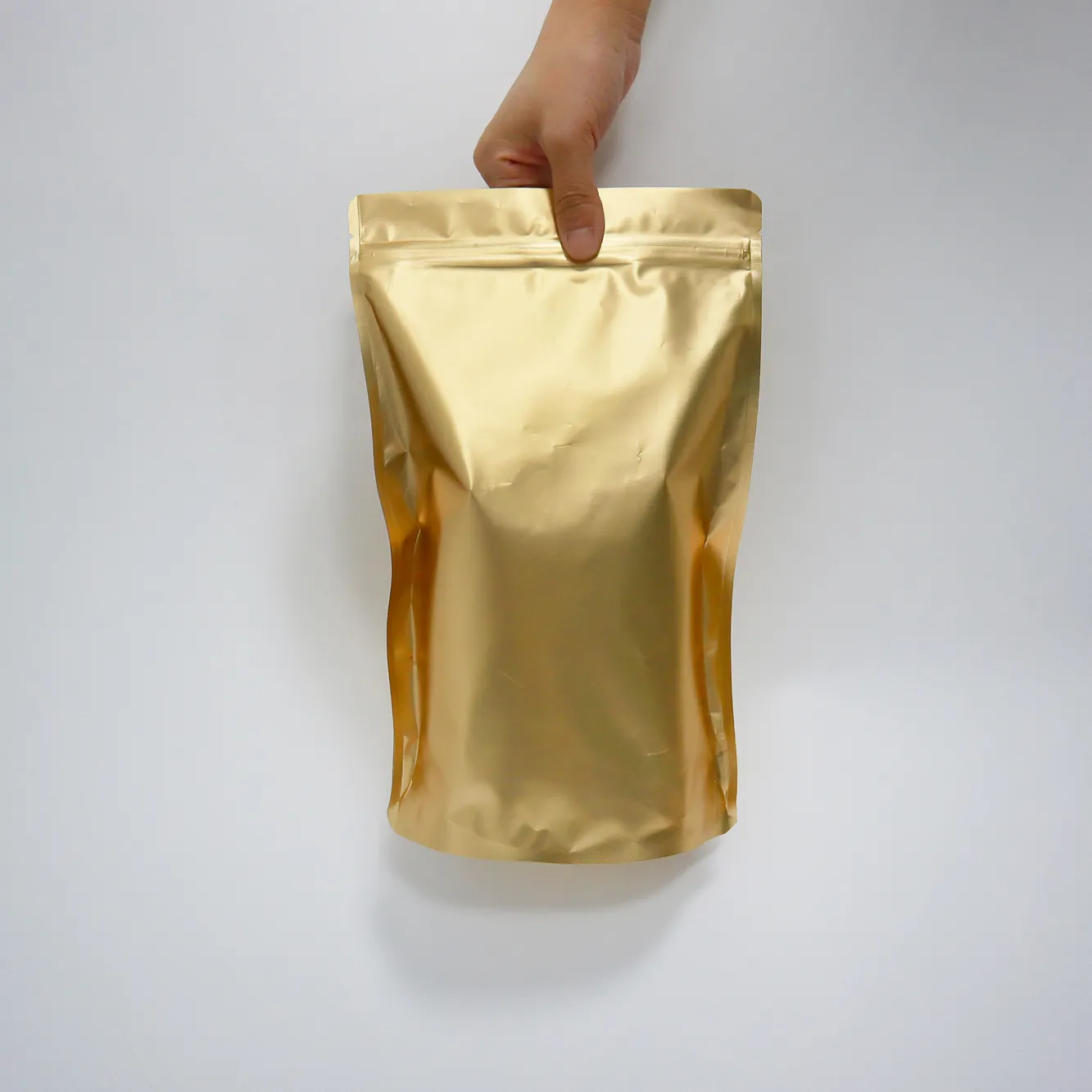 Yüksek kaliteli gıda sınıfı siyah mat yüzey kahve çanta vana ile folyo kilitli kahve kesesi kilitli çanta saklama