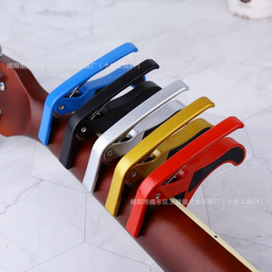 Capo para guitarra con agarre metálico, transpositor universal para guitarra y ukelele, 5 colores, acabado pulido, accesorio duradero - Product Image 5
