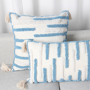 Housse de coussin rectangulaire moderne et minimaliste à rayures tuftées, en coton, polyester et lin, brodée, pour la décoration intérieure - Product Image 2