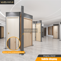 Présentoir de porte autoportant en acier de haute qualité YEK moderne et robuste avec bras réglables pour salle d'exposition et exposition de portes intérieures