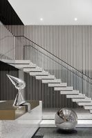 Escalier en colimaçon moderne de style australien avec marches en acier et marches flottantes en forme de U, escalier en spirale en marbre