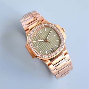 Montre pour femme haut de gamme en or rose, lunette entièrement sertie de diamants, cadran ondulé vert olive, fenêtre de date, élégante pour tous les jours et les soirées - Product Image 3