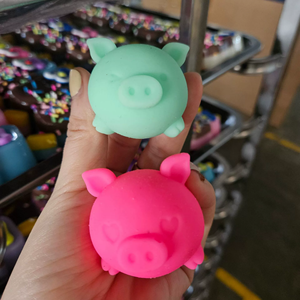 ของเล่นหมูน้อยน่ารัก ขุดดินได้ บีบเล่นได้ บรรเทาความเครียด ให้ความรู้สึกเหมือนดินน้ำมัน รูปทรงการ์ตูนหมู - Product Image 3