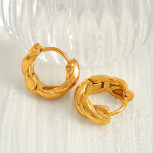 Pendientes Huggie Geométricos Dorados, Diseño Cuadrado Metálico Hueco, Unisex, para Uso Diario - Product Image 2