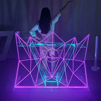 Cabine DJ en acrylique illuminée avec gravure personnalisée et design de pilier, table LED lumineuse pour boîte de nuit et bar à domicile