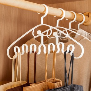 Cintre en plastique blanc en forme de vague pour sous-vêtements, caracos et cravates – Solution de rangement avec design à crochet - Product Image 4