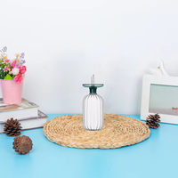 Vente en gros de cruches à huile en verre borosilicate transparent résistant à la chaleur, personnalisées, rayées, avec couvercle en verre coloré
