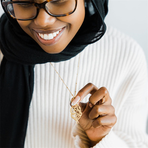 Collana con Catena di Perline e Calligrafia Araba Classica 'I <span class=keywords><strong>AM</strong></span> NEAR', Gioiello di Design per Donne Africane - Product Image 6