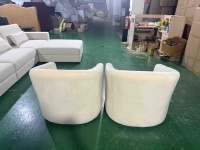 Fauteuil pivotant en tissu capitonné de style moderne et luxueux Disen Furniture, personnalisable pour salle à manger, salon ou chambre.