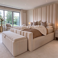 Ensemble de lit capitonné de luxe moderne avec capitonnage vertical, lit King/Queen avec banc et ottoman, mobilier de chambre crème OEM ODM