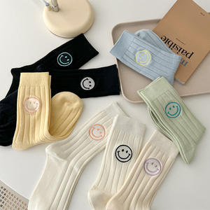 Usine en Chine Vente en gros Chaussettes d'école de mode respirantes de bonne qualité pour garçons et filles avec dessin animé - Product Image 3