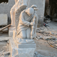 Sculpture d'ange assis en marbre sculpté à la main, style religieux classique, sur mesure, pour site commémoratif, avec grandes ailes