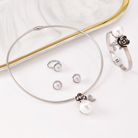 Ensemble en acier inoxydable, design élégant et tendance, collier à fleurs et perles, ensemble boucles d'oreilles et bague