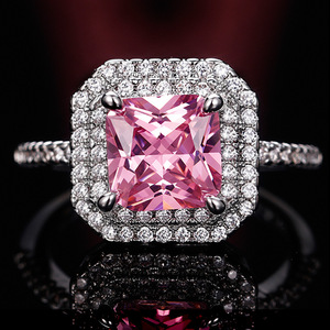 Anello di Lusso con Gemma Quadrata Rosa per Donne, Elegante Gioiello da Dito alla Moda - Product Image 1