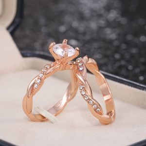 Anello di Fidanzamento H077 in Oro Rosa con Diamante, Stile Romantico da Donna, Taglio Brillante Rotondo con Pietre Laterali - Product Image 2
