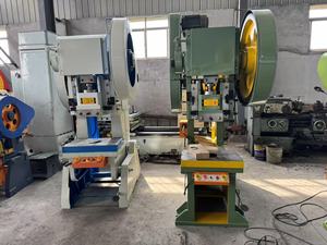 Vente directe usine : Presse à poinçonner mécanique <span class=keywords><strong>de</strong></span> type C J23 25T, 63T, 100T, 125T pour le poinçonnage <span class=keywords><strong>de</strong></span> trous, avec moule rapide - Product Image 6