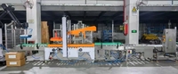 Machine automatique d'emballage de cartons, d'érection de caisses, de palettisation à la fin de ligne et de collecte de cartons par robot