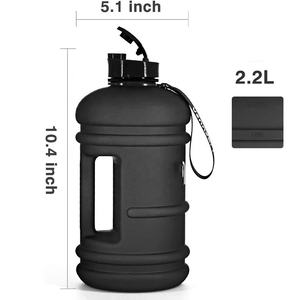 Jarra Deportiva <span class=keywords><strong>de</strong></span> 2.2L en Oferta, Botella <span class=keywords><strong>de</strong></span> Agua <span class=keywords><strong>de</strong></span> Plástico PETG Negra Esmerilada sin BPA con Correa - Product Image 2