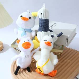 Porte-clés en peluche personnalisé pour filles, jouet mignon en forme de dessin animé, mini-animal en peluche durable et écologique, vente en gros - Product Image 1