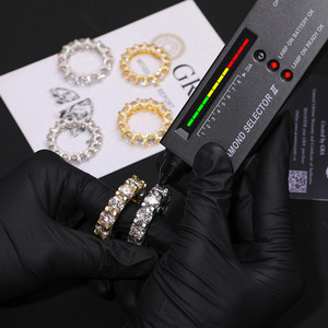 2 Karat 8,0 mm Hauptstein Moissanit-<span class=keywords><strong>Ring</strong></span> für Herren, 18K vergoldeter <span class=keywords><strong>Ring</strong></span> aus 925er Sterlingsilber im Hip-Hop-Stil - Product Image 4