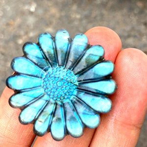 Pendentif en labradorite bleue naturelle sculptée à la main en forme de fleur de marguerite, figurine de tournesol en cristal, pierre de guérison, décoration d'intérieur - Product Image 3