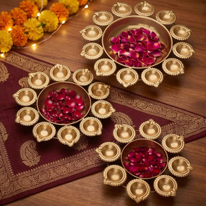 Ensemble de lampes à huile traditionnelles en laiton pour Diwali avec pétales de rose, emballage rond multi-pièces pour les cérémonies religieuses et la décoration Pooja - Product Image 2