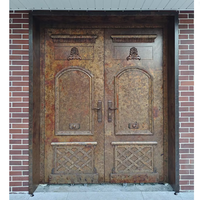 Porte battante à double battant artisanale en cuivre antique rustique et orné, sur mesure, pour projet de villa de luxe avec cour intérieure
