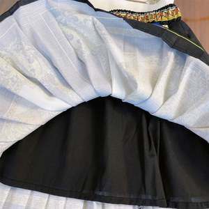 เสื้อผ้าเด็กคุณภาพสูงสไตล์ยุโรปและอเมริกา ชุดกระโปรงเด็กผู้หญิงสำหรับฤดูร้อน ลายดอกไม้สไตล์ตะวันตก เสื้อยืด+กระโปรงจีบ - Product Image 4