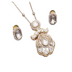 Conjunto de Collar con Colgante Kundan Chapado en Oro con Aretes de Circonia Cúbica para Mujer, Joyería de Boda, Diseño Floral Clásico - Product Image 2
