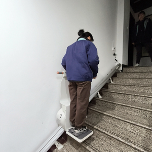 Elevador de Escaleras Recto para Interiores y Exteriores - Ayuda de Movilidad para Personas Mayores y con Discapacidad para Uso Doméstico - Product Image 2