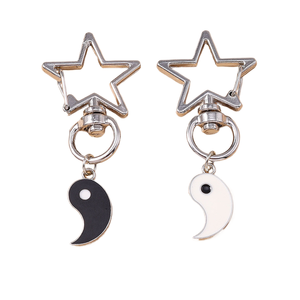 Popolari portachiavi cinesi in stile gossip di Wenys, con simboli Yin-Yang di tendenza nazionale, ideali per coppie. - Product Image 1