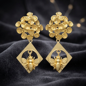 Nouveauté : Ensemble de boucles d'oreilles pendantes plaqué or, design ethnique classique et unique, orné de pierres de Jaipur, motif abeille et fleurs. - Product Image 2