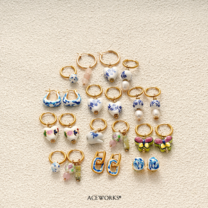 Galería de Aros Chinoiserie |   Pendientes de Aro Huggie de Cerámica con Baño de Oro PVD de 18K y Acero Inoxidable |   Impermeable, Resistente al Deslustre - Product Image 2