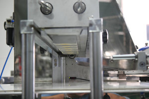 Machine à biscuits en acier inoxydable, machine automatique de fabrication de biscuits, machine à déposer des biscuits avec bande transporteuse - Product Image 4