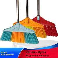 Balai en plastique durable effet soie glacée avec manche en bois et poils à dents moyennes pour usage domestique et extérieur, vente en gros