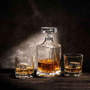 Carafe à whisky en verre uni 750ml avec logo personnalisé, lot de 2 verres à whisky pour whisky brandy vodka bourbon - Product Image 2