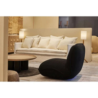 Fauteuil pivotant de salon confortable et luxueux, design moderne, artisanal, pour l'intérieur
