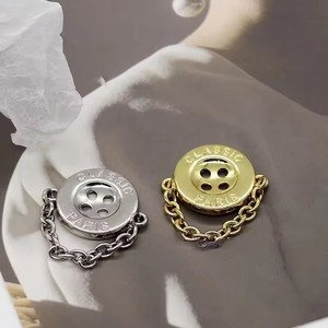 Bottone a 4 fori <span class=keywords><strong>con</strong></span> catena per abbigliamento camicia da uomo e da donna giacca a vento <span class=keywords><strong>con</strong></span> <span class=keywords><strong>bottoni</strong></span> rotondi in lega per incisione a <span class=keywords><strong>bottoni</strong></span> metallici - Product Image 3