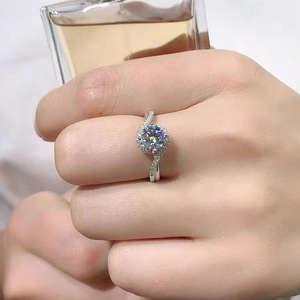 Anello con Zircone Taglio Brillante per Donne, Gioiello Elegante e Scintillante per le Dita - Product Image 4