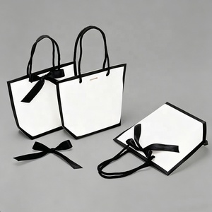 Sacs cadeaux trapézoïdaux élégants noirs et blancs en papier d'art de luxe avec nœud en satin pour boutiques, mariages, cosmétiques et vêtements - En stock et prêts à l'emploi - Product Image 2
