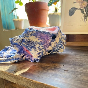 Capa para Mascotas con Forro de Felpa Floral Azul Francés - Abrigo Cálido con Volantes para Perros para Clima Frío - Product Image 6