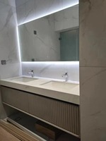 Miroir de courtoisie mural intelligent LED moderne anti-buée, commande tactile, double éclairage (avant et arrière), affichage de l'heure, design sans cadre, salon