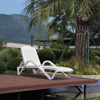 Chaise longue de plage en plastique moulé pour l'extérieur, résistante aux intempéries