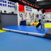 Tapis de gymnastique gonflable professionnel de haute densité pour le taekwondo, idéal pour les figures et les retournements, excellente absorption des chocs pour un entraînement sûr.
