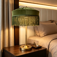 Lampe de table LED classique rétro en velours avec pompon, base en fer, alimentation AC/DC, lampe décorative pour chambre d'hôtes, espace de séjour, hôtel, intérieur