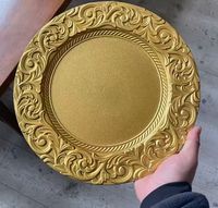 Assiettes de présentation rondes en plastique dorées gaufrées de 13 pouces, assiettes de présentation dorées antiques pour la décoration de table de mariage