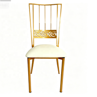 Chaise de luxe en acier doré avec dossier sculpté en filigrane et assise en cuir blanc – Mobilier moderne pour événements